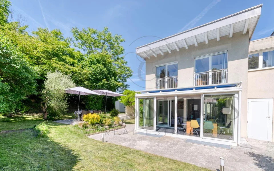 Maison familiale en pignon avec jardin privatif, véranda et 4 stati...