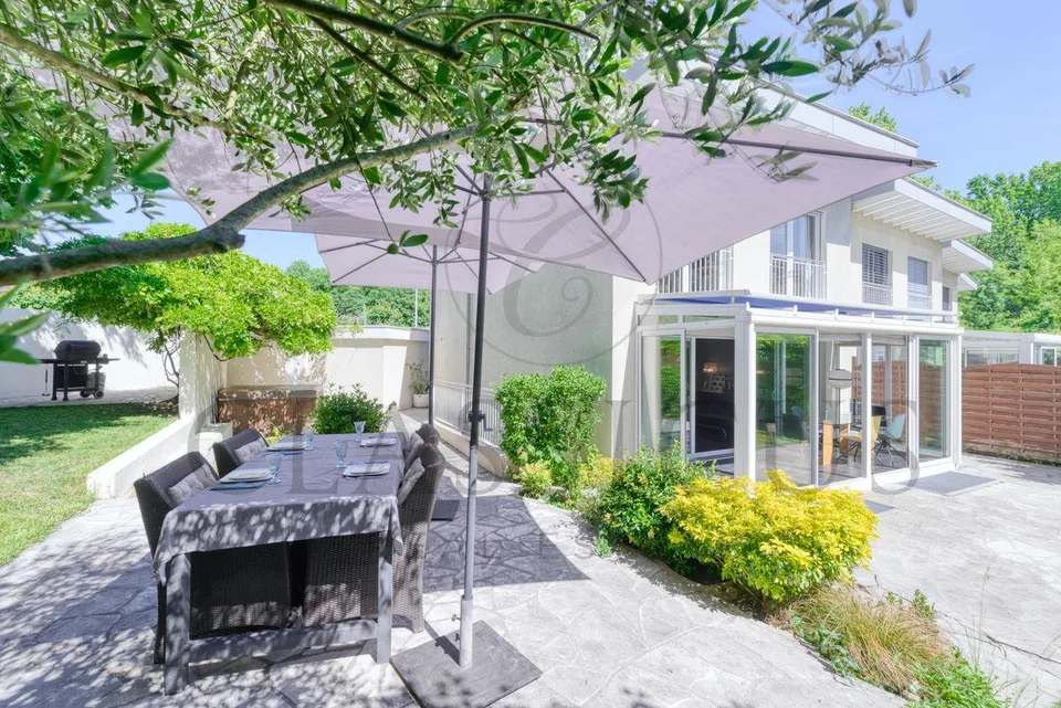 Einfamilienhaus mit Dachfirst, eigenem Garten, Veranda und 4 Stellplätzen