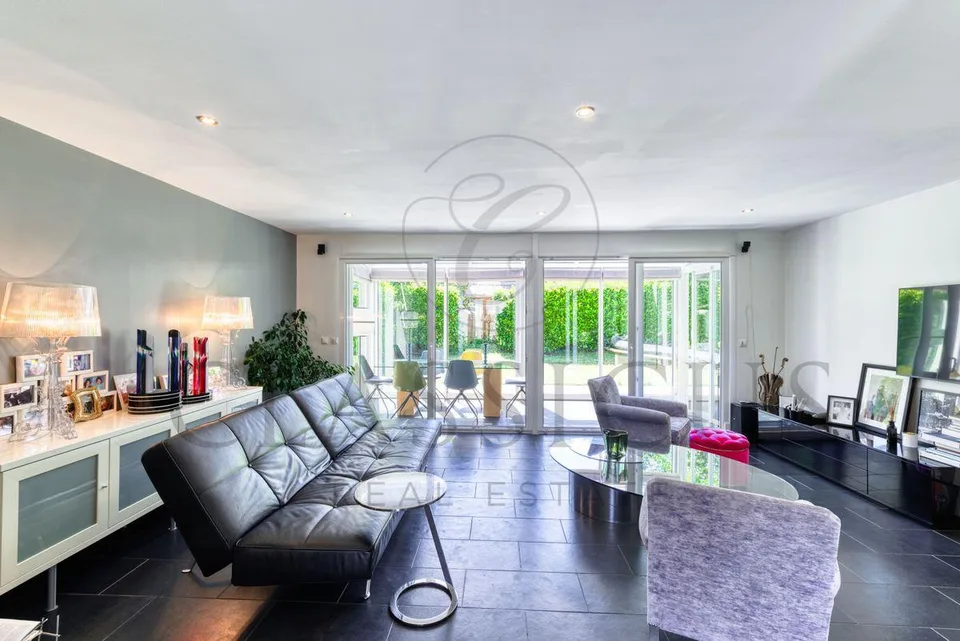 Einfamilienhaus mit Dachfirst, eigenem Garten, Veranda und 4 Stellplätzen