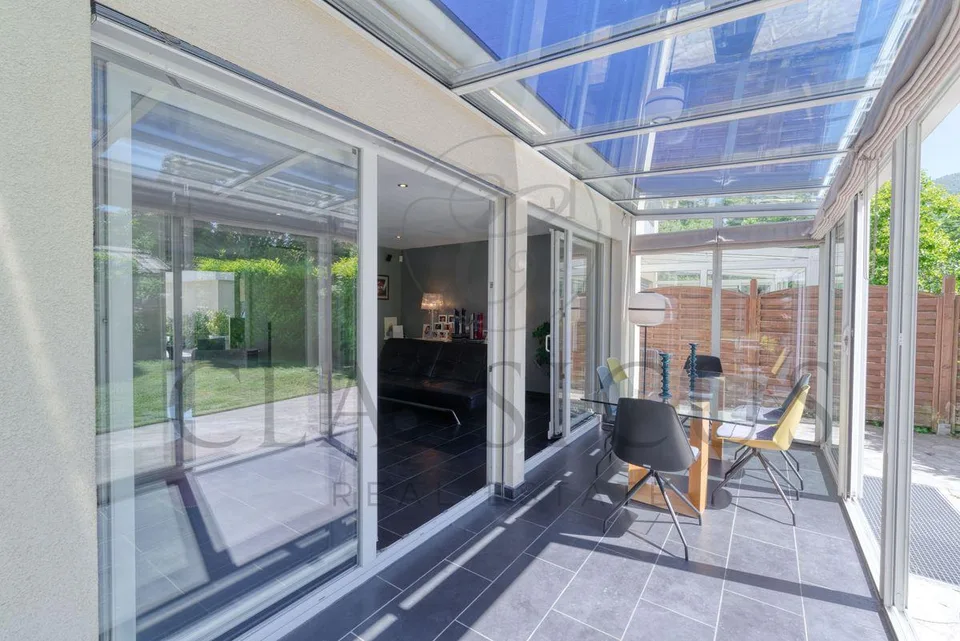 Einfamilienhaus mit Dachfirst, eigenem Garten, Veranda und 4 Stellplätzen