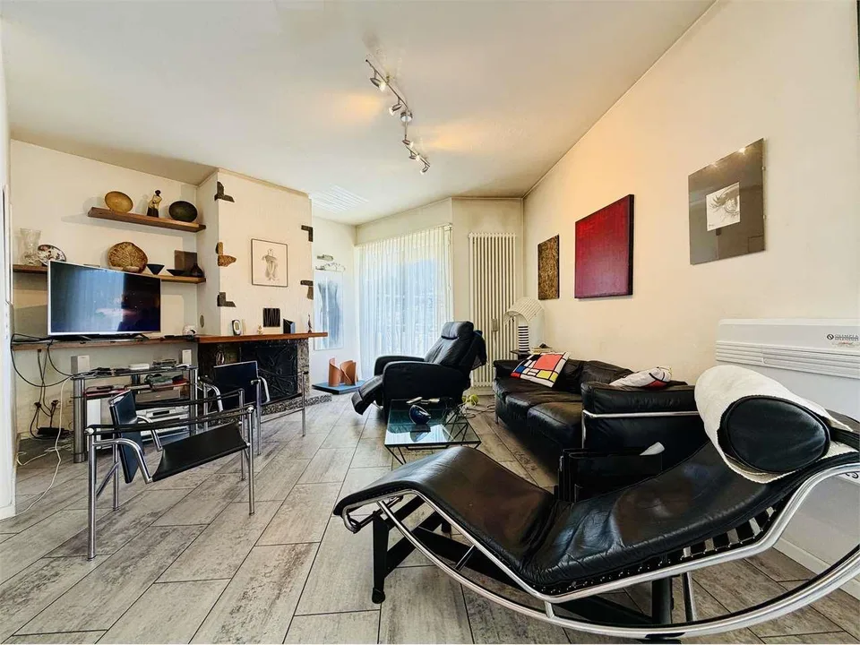 Casa bifamiliare con piscina, giardino e vista panoramica a Riva San V