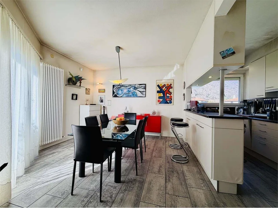 Casa bifamiliare con piscina, giardino e vista panoramica a Riva San V