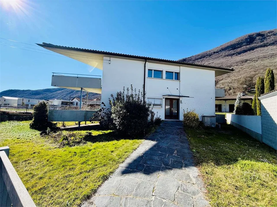 Casa bifamiliare con piscina, giardino e vista panoramica a Riva San V
