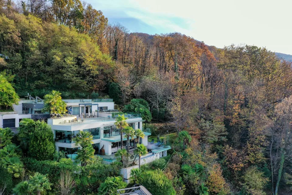 Moderna Villa di Lusso con Vista Lago di Lugano e Darsena Privata