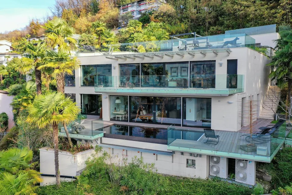 Moderna Villa di Lusso con Vista Lago di Lugano e Darsena Privata