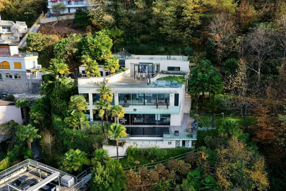 Moderna Villa di Lusso con Vista Lago di Lugano e Darsena Privata