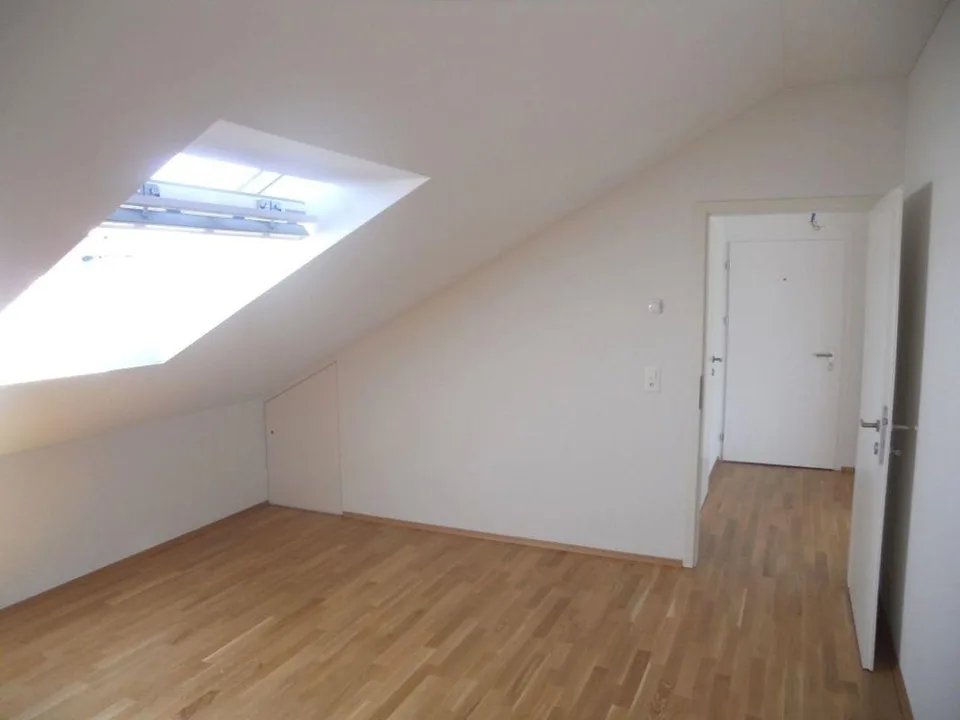 Attraktive 2.5-Zi-Dachwohnung mit grossem Balkon