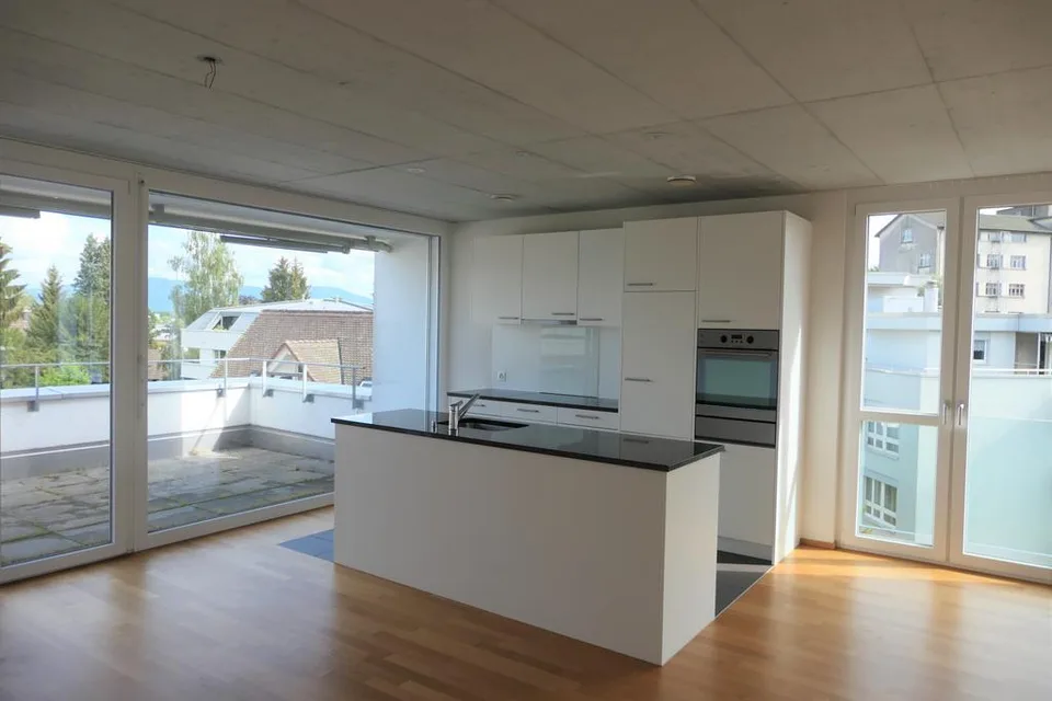 ATTIKAWOHNUNG MIT LOGGIA UND GROSSER TERRASSE