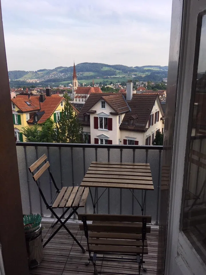 lichtdurchflutete 4.5 Zimmer-Wohnung mit super Aussicht und Balkon