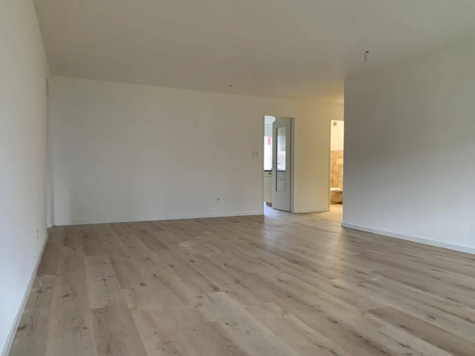 Grosszügige, frisch renovierte Wohnung an sehr ruhiger Lage