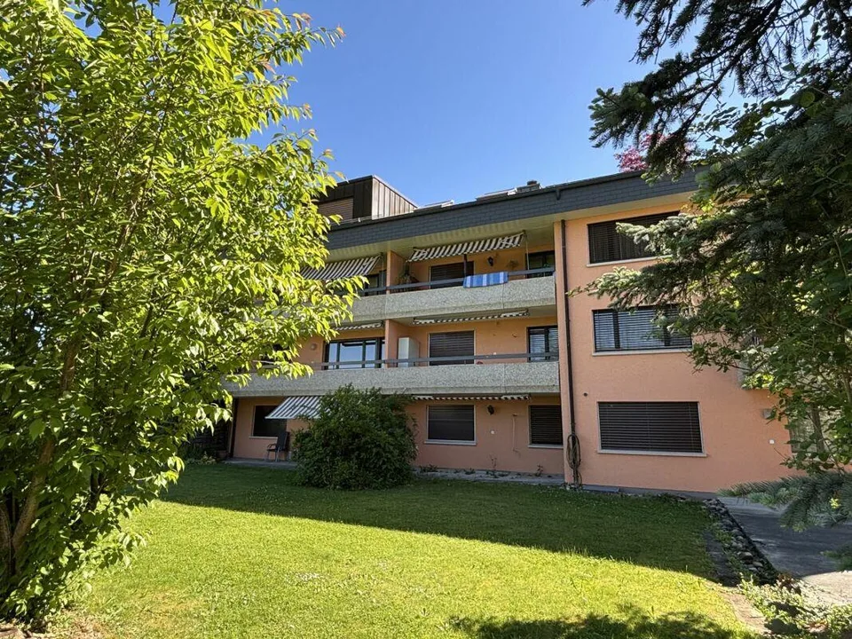 Grosszügige, frisch renovierte Wohnung an sehr ruhiger Lage