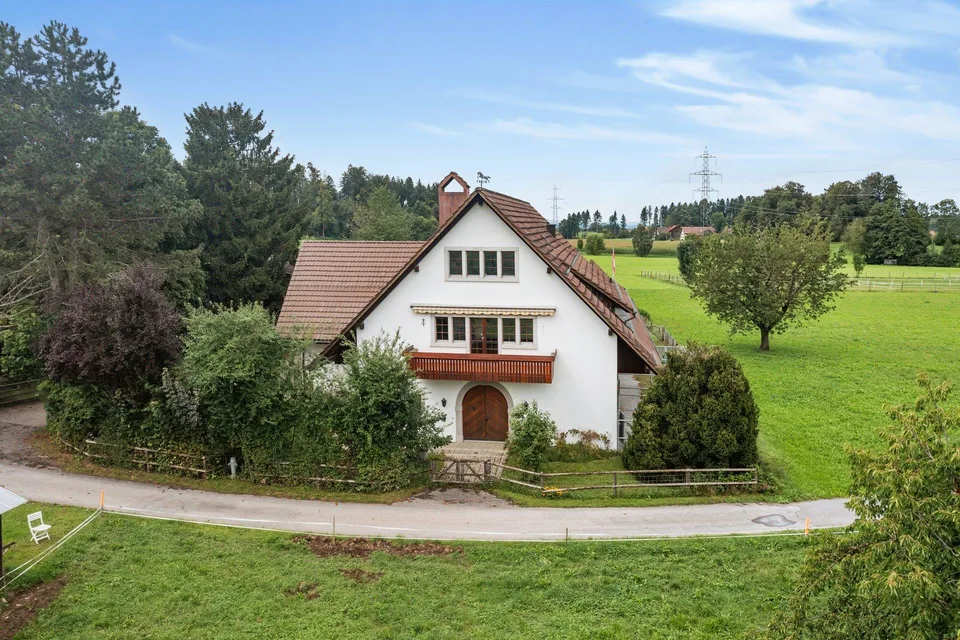 Reithof mit 4-5 Boxen und Reithalle