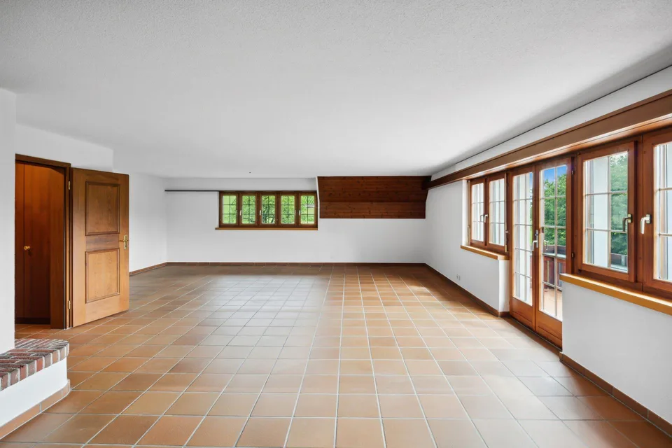 Maneggio con 4-5 box e sala di equitazione