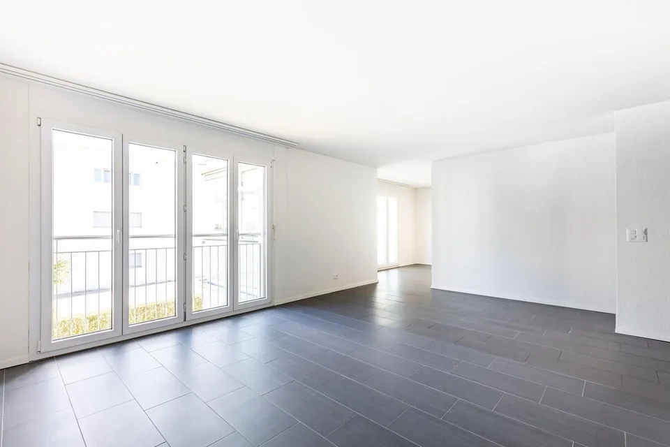 Moderne 3.5 Zimmerwohnung mit verglastem Balkon