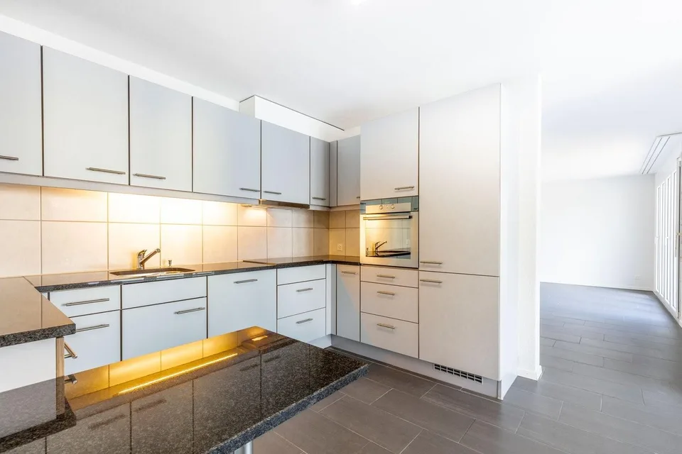 Moderne 3.5 Zimmerwohnung mit verglastem Balkon