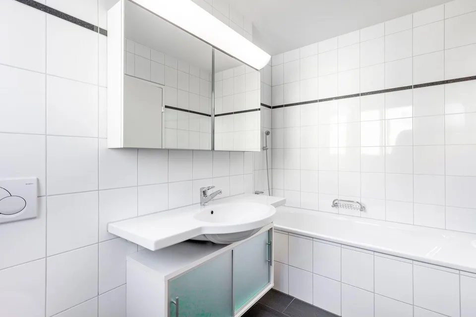 Moderne 3.5 Zimmerwohnung mit verglastem Balkon