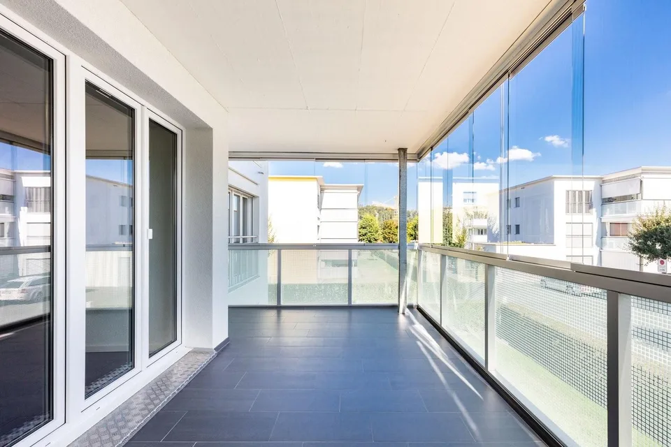 Moderne 3.5 Zimmerwohnung mit verglastem Balkon