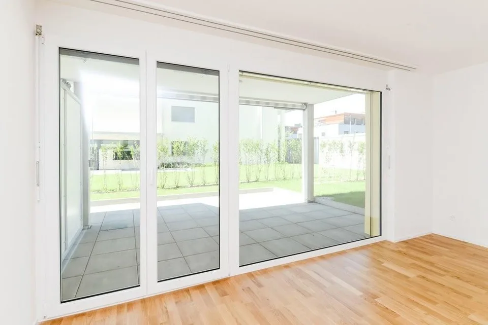 Moderne & helle Wohnung mit Gartensitzplatz