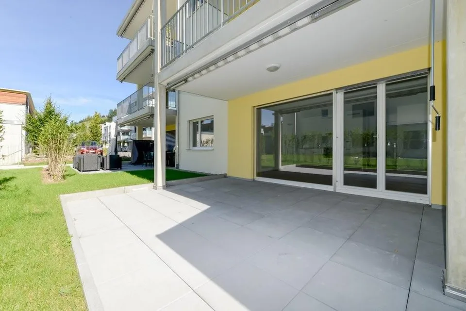 Moderne & helle Wohnung mit Gartensitzplatz