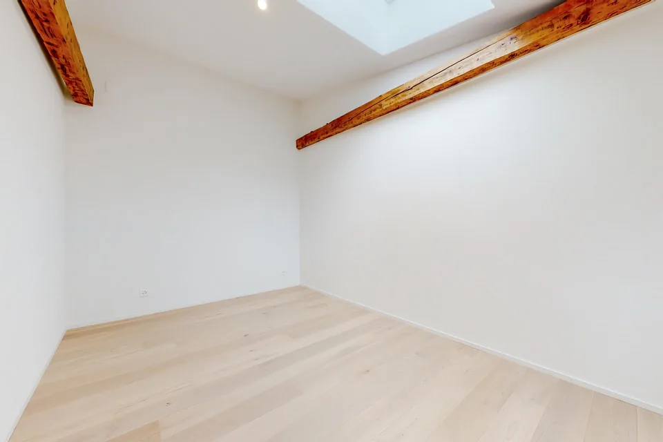 Appartement entièrement rénové avec poutres apparentes