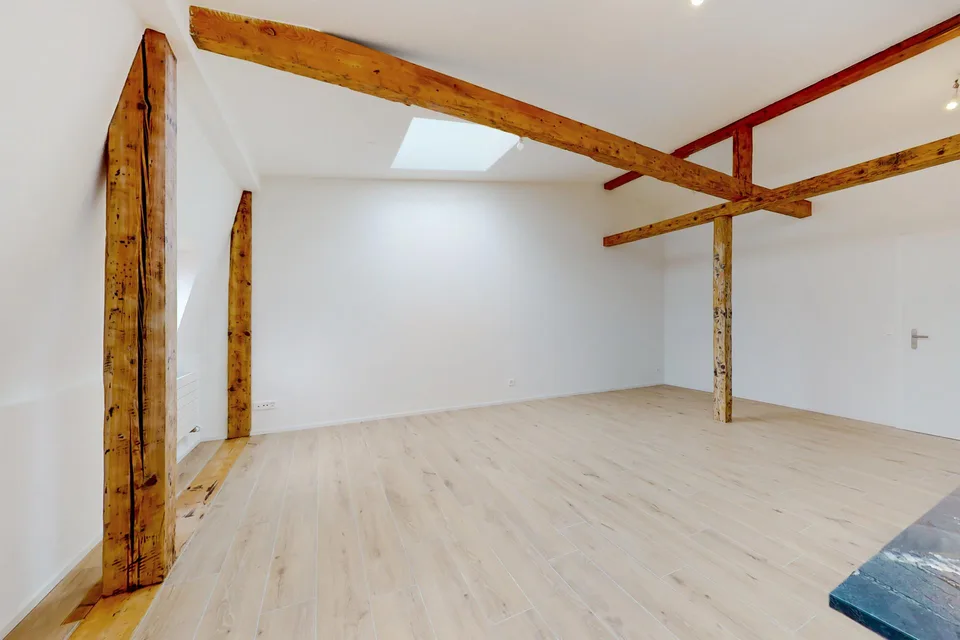 Appartement entièrement rénové avec poutres apparentes