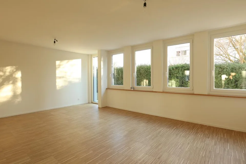 Ampio appartamento moderno con posto giardino e torre di lavanderia privata