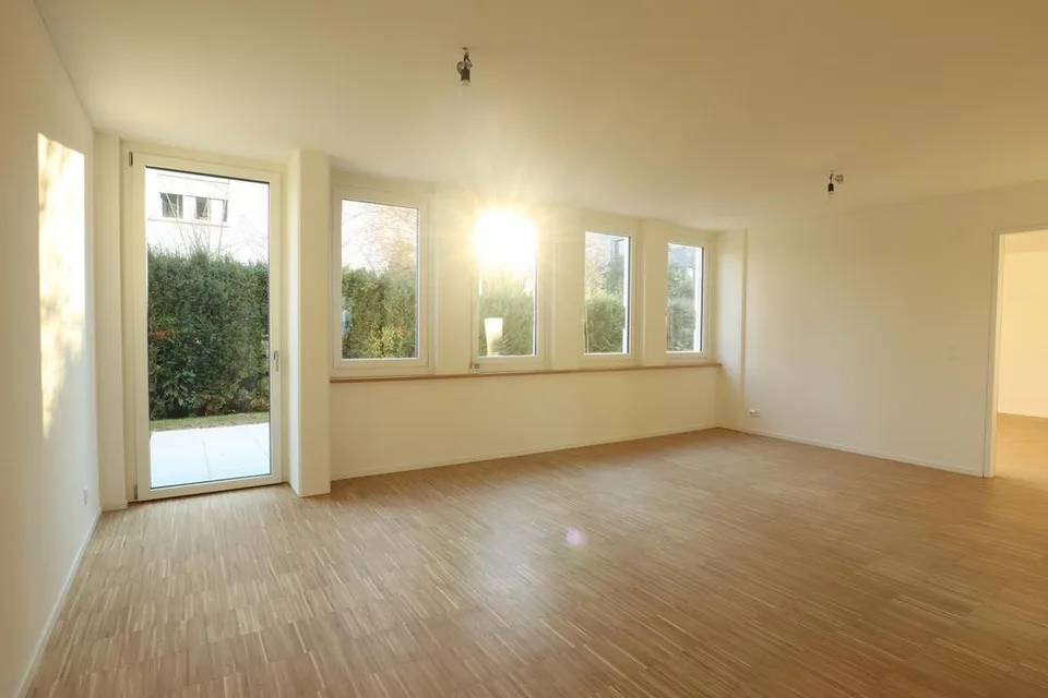 Ampio appartamento moderno con posto giardino e torre di lavanderia privata