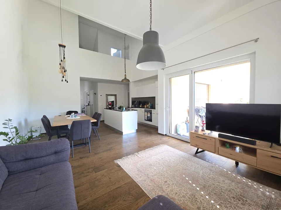4.5-Zi-Maisonettewohnung, Balkon, 2 Tiefgaragenplätze mit E-Lade-Mögl.