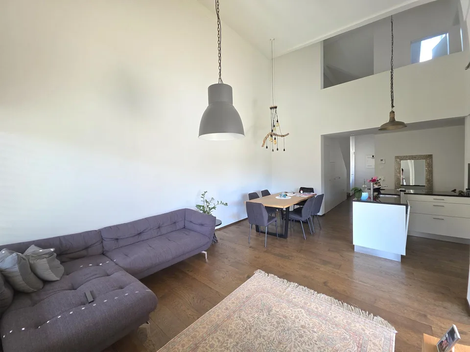 4.5-Zi-Maisonettewohnung, Balkon, 2 Tiefgaragenplätze mit E-Lade-Mögl.
