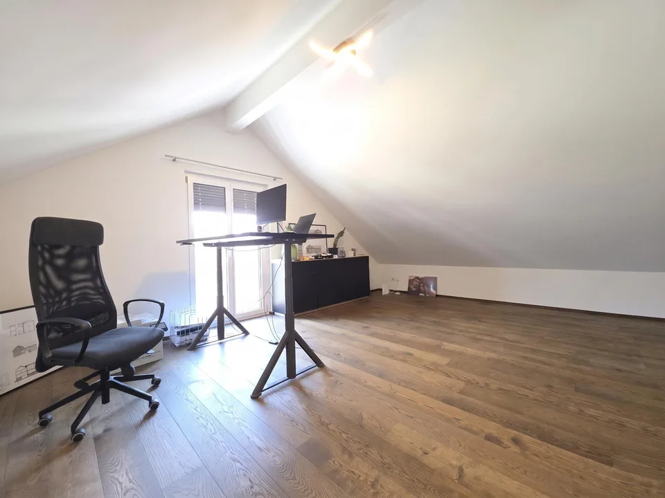4.5-Zi-Maisonettewohnung, Balkon, 2 Tiefgaragenplätze mit E-Lade-Mögl.