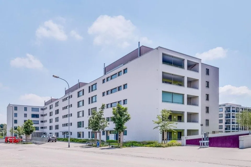 Helle Attika Wohnung in begehrtem Familienquartier