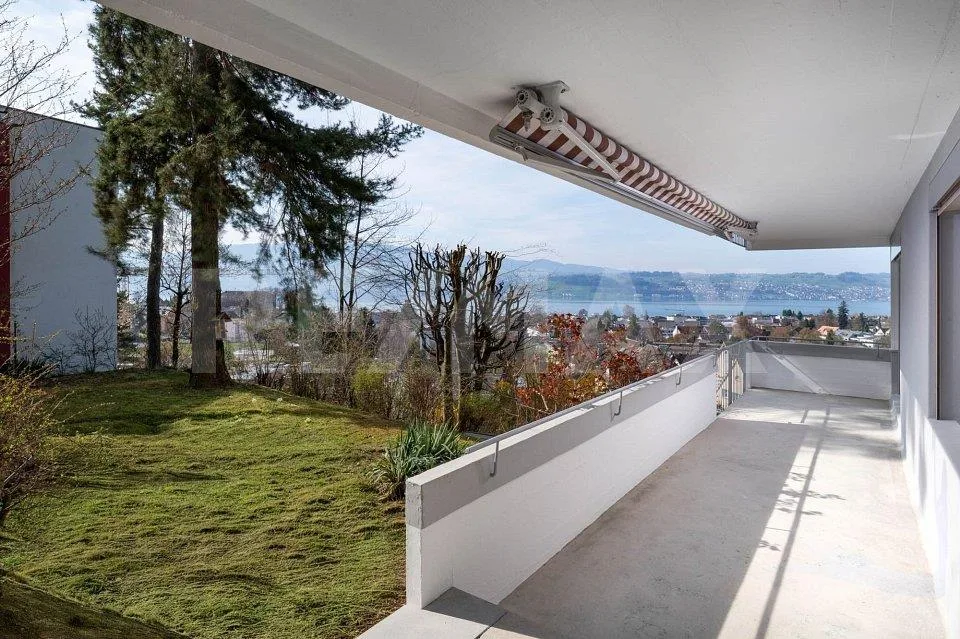 Emplacement de rêve avec vue sur le lac et la montagne inobstructable