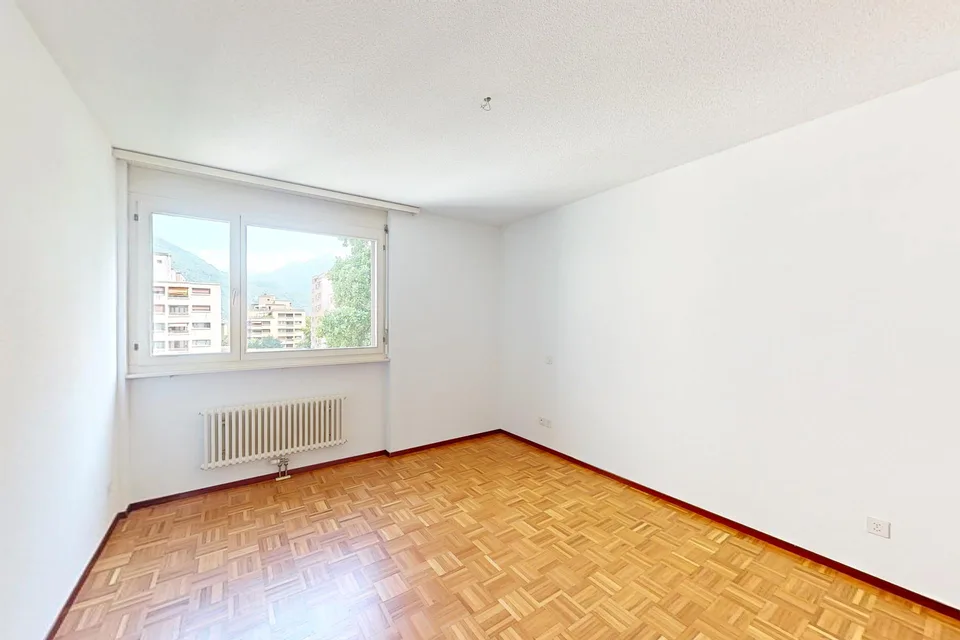 Ein ruhiger Winkel zwischen Bergen und Stadt