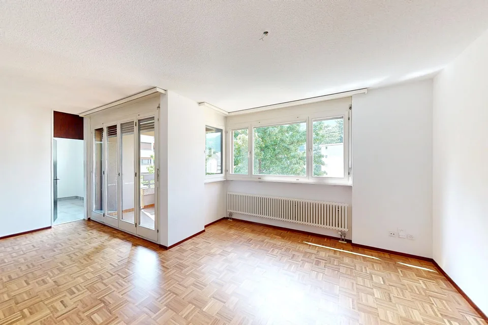 Ein ruhiger Winkel zwischen Bergen und Stadt