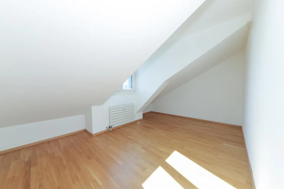 Ampio appartamento 3.5 locali in mansarda a Muttenz – foto 9 di 10