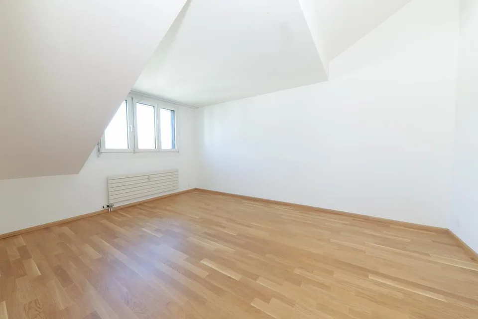 Ampio appartamento 3.5 locali in mansarda a Muttenz – foto 8 di 10