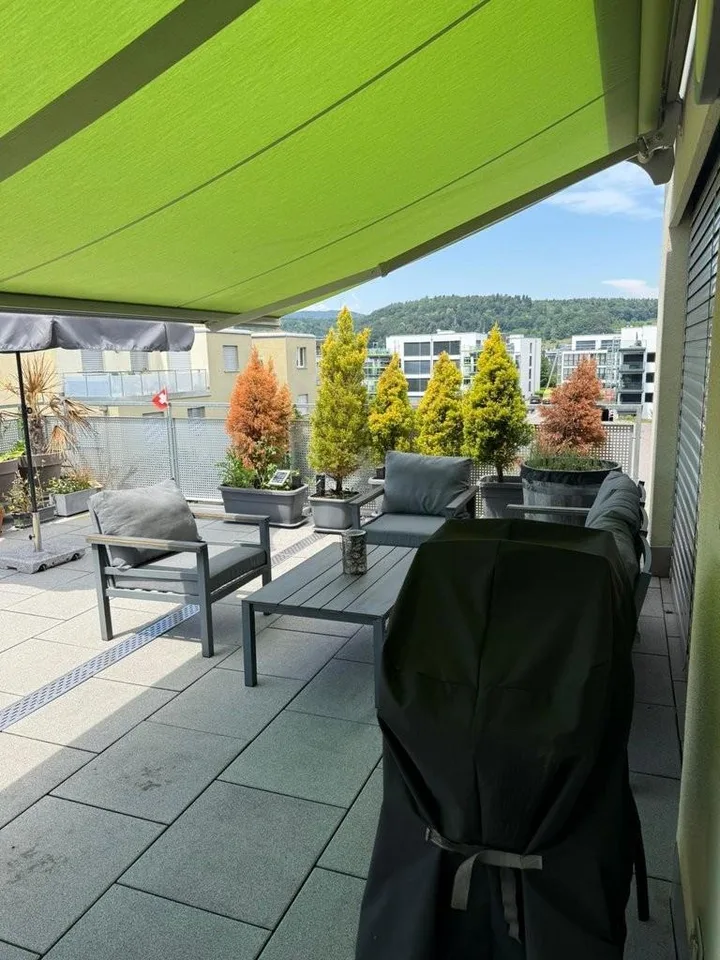 Appartamento mansardato moderno con grande terrazza in affitto