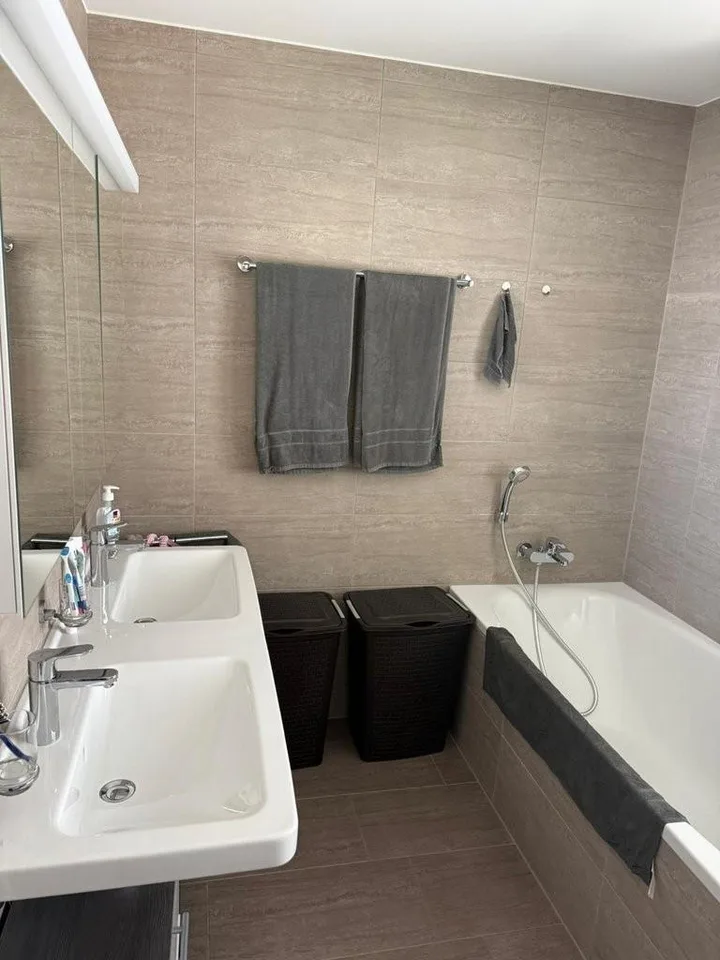 Appartement en attique moderne à louer dans un endroit calme