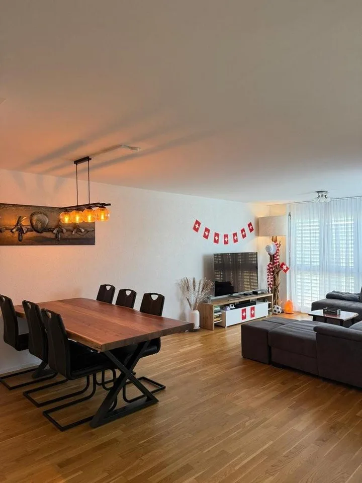 Appartement en attique moderne à louer dans un endroit calme