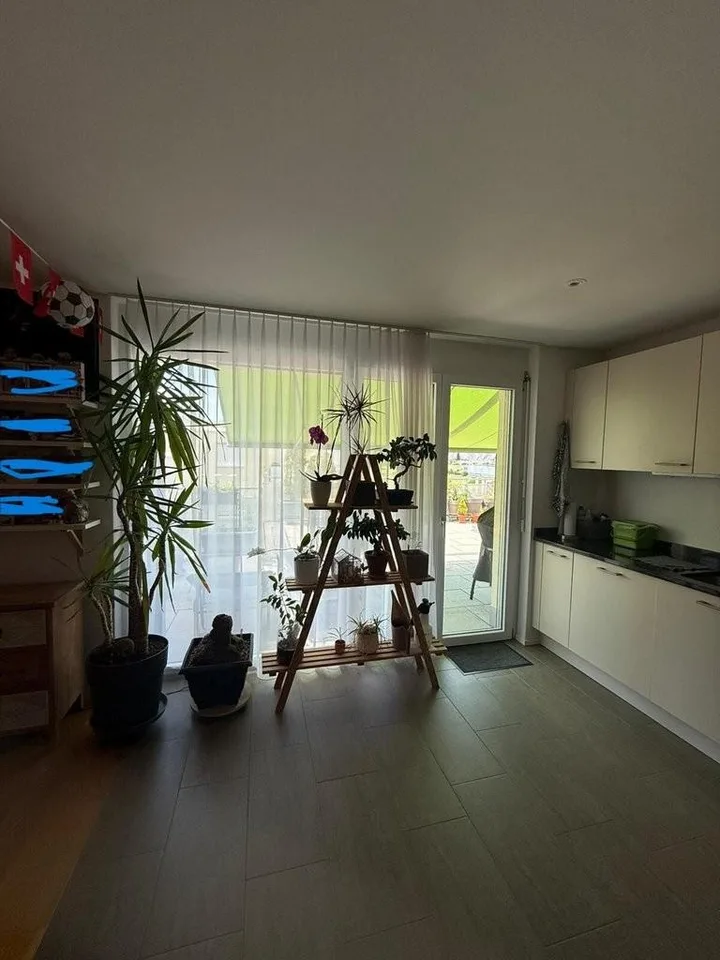 Appartement en attique moderne à louer dans un endroit calme