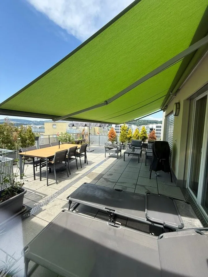 Appartement en attique moderne à louer dans un endroit calme