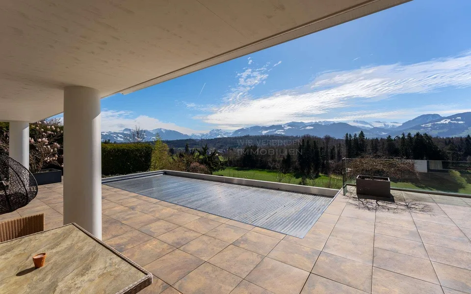 Exklusives Wohnerlebnis mit Pool und Alpenpanorama