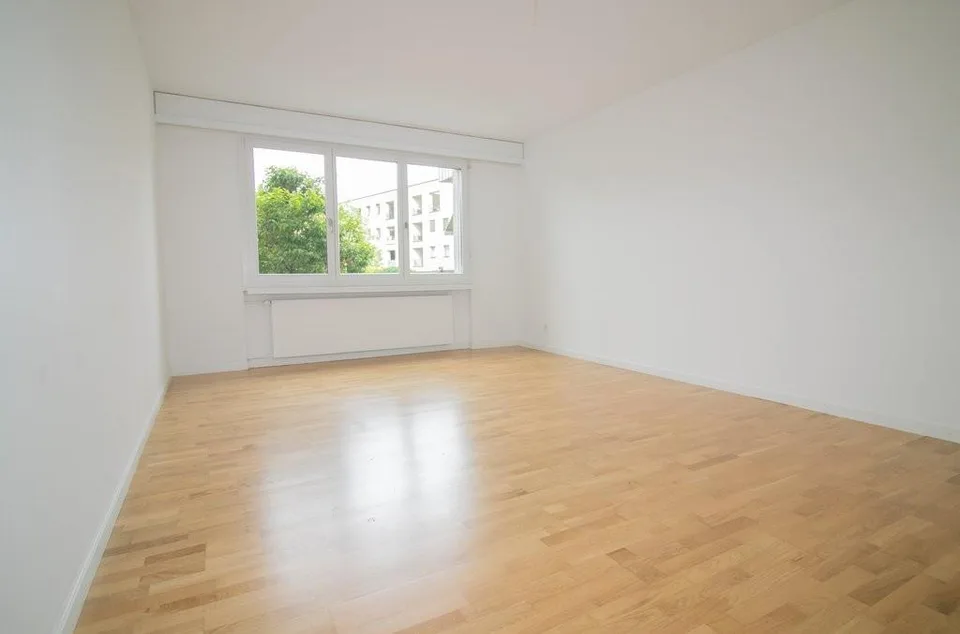 Grosszügige Wohnung mit moderner Küche, Balkon und Terrasse