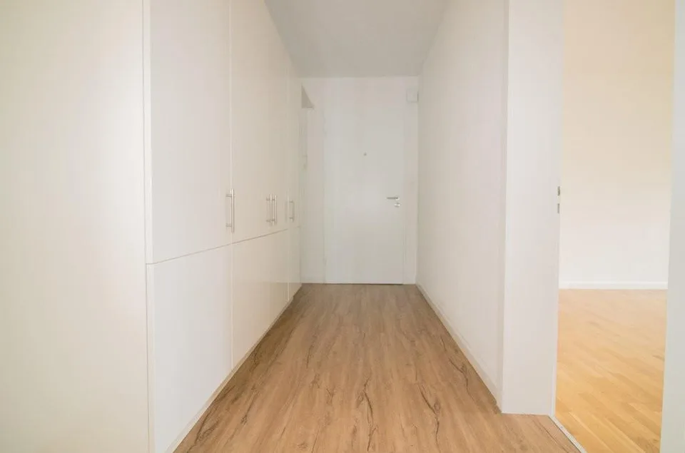 Grosszügige Wohnung mit moderner Küche, Balkon und Terrasse