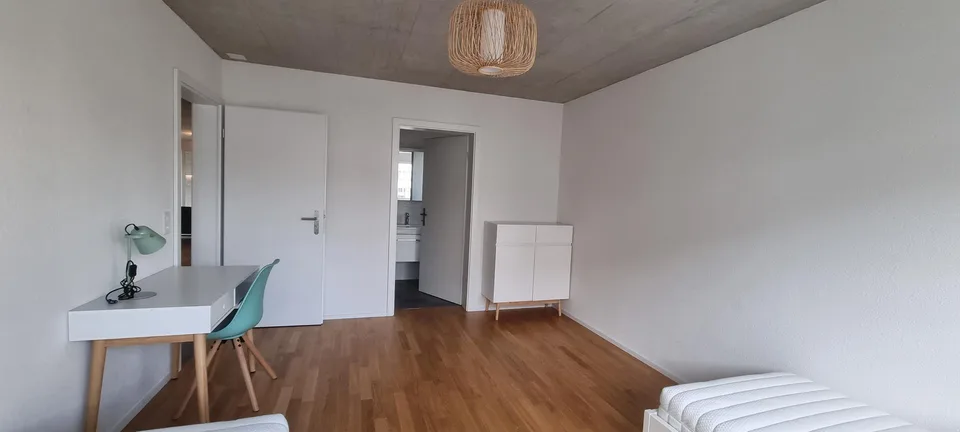 möbliertes WG-Zimmer mit eigenem Bad / chambre meublée en colocation