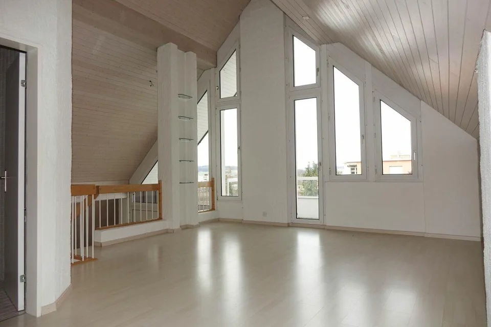 charmante Dachwohnung mit mehreren Balkonen – Foto 7 von 11
