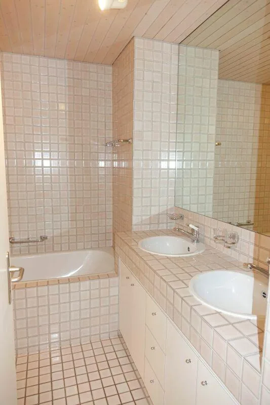 charmante Dachwohnung mit mehreren Balkonen – Foto 10 von 11