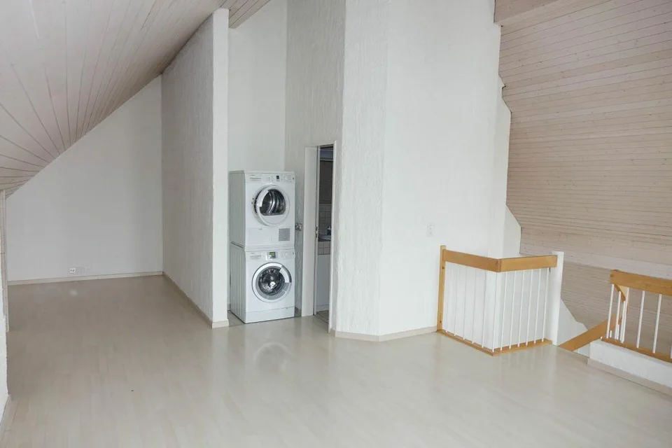 charmante Dachwohnung mit mehreren Balkonen – Foto 8 von 11