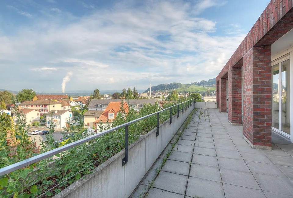 Zentrale Wohnung mit grosser Terasse und Aussicht!
