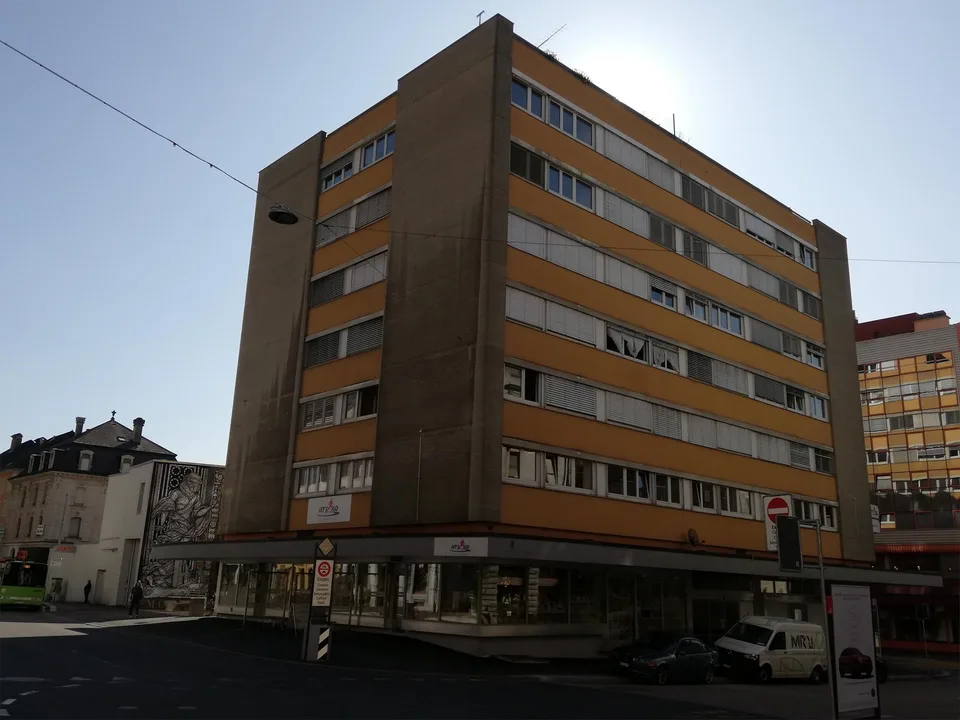 Studio dans un immeuble avec ascenseur
